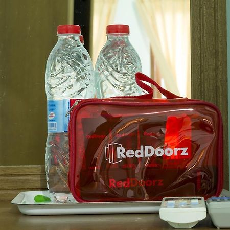 Готель Reddoorz Near Cilandak Town Square Джакарта Екстер'єр фото