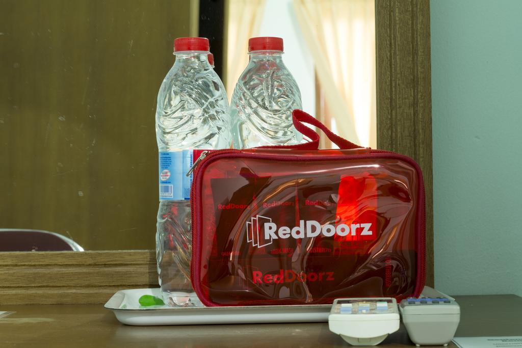 Готель Reddoorz Near Cilandak Town Square Джакарта Екстер'єр фото
