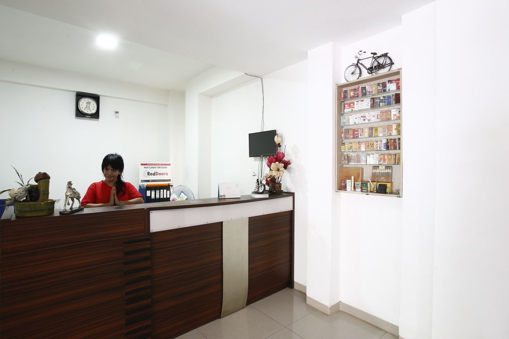 Готель Reddoorz Near Cilandak Town Square Джакарта Екстер'єр фото