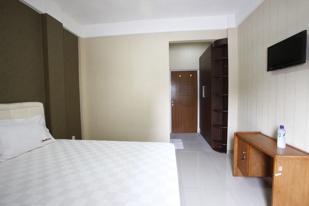 Готель Reddoorz Near Cilandak Town Square Джакарта Екстер'єр фото