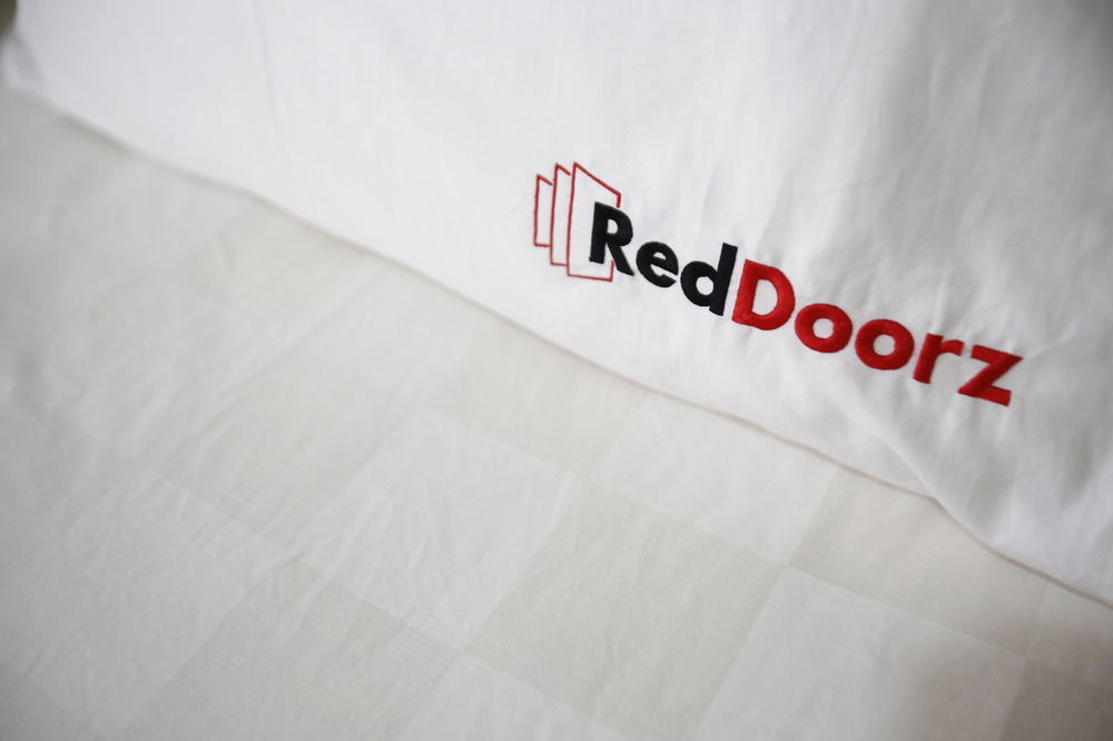 Готель Reddoorz Near Cilandak Town Square Джакарта Екстер'єр фото