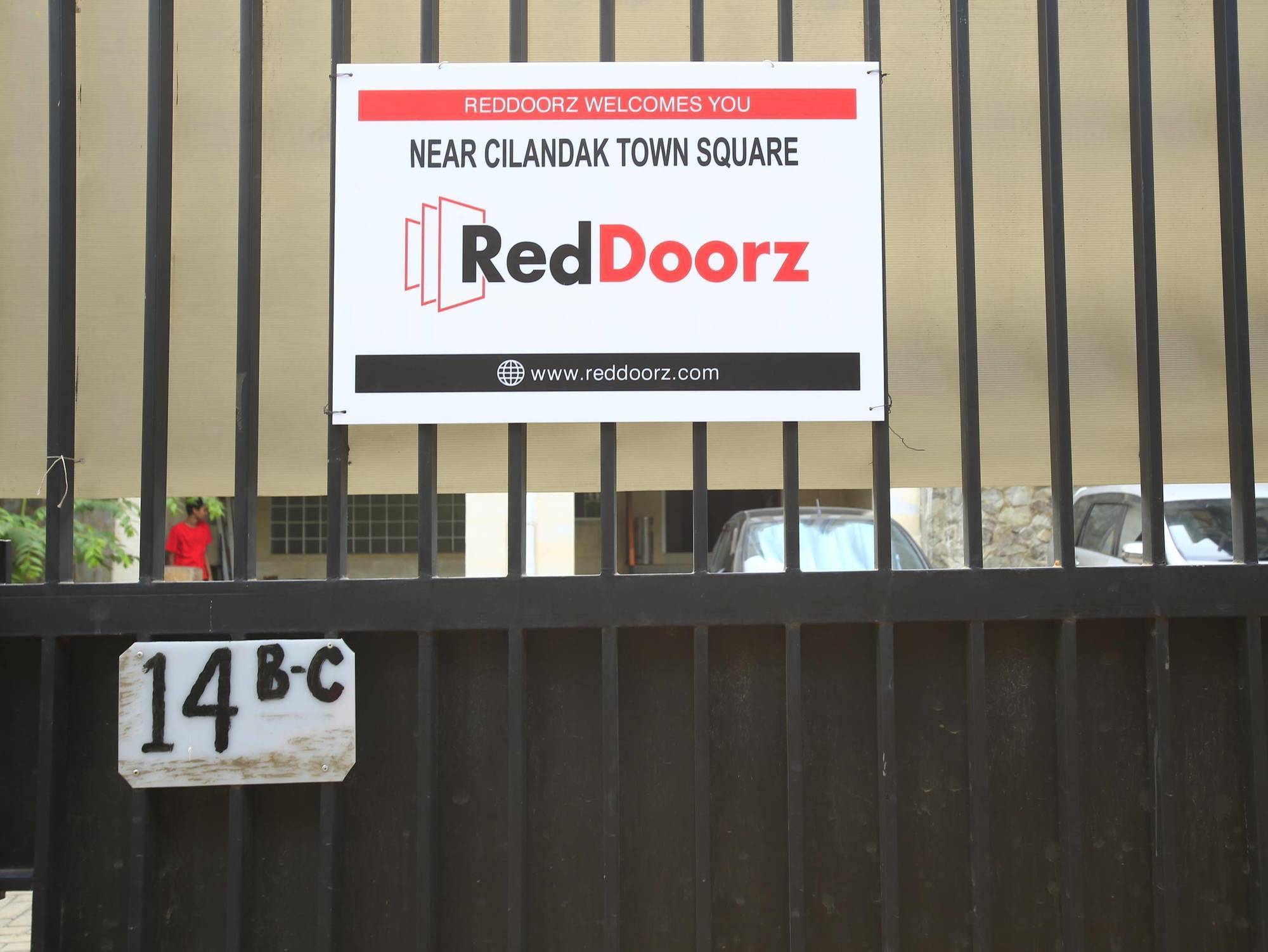 Готель Reddoorz Near Cilandak Town Square Джакарта Екстер'єр фото